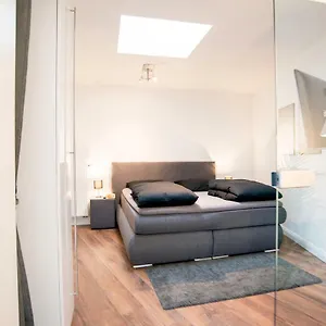 White Lofty Und White Appartement